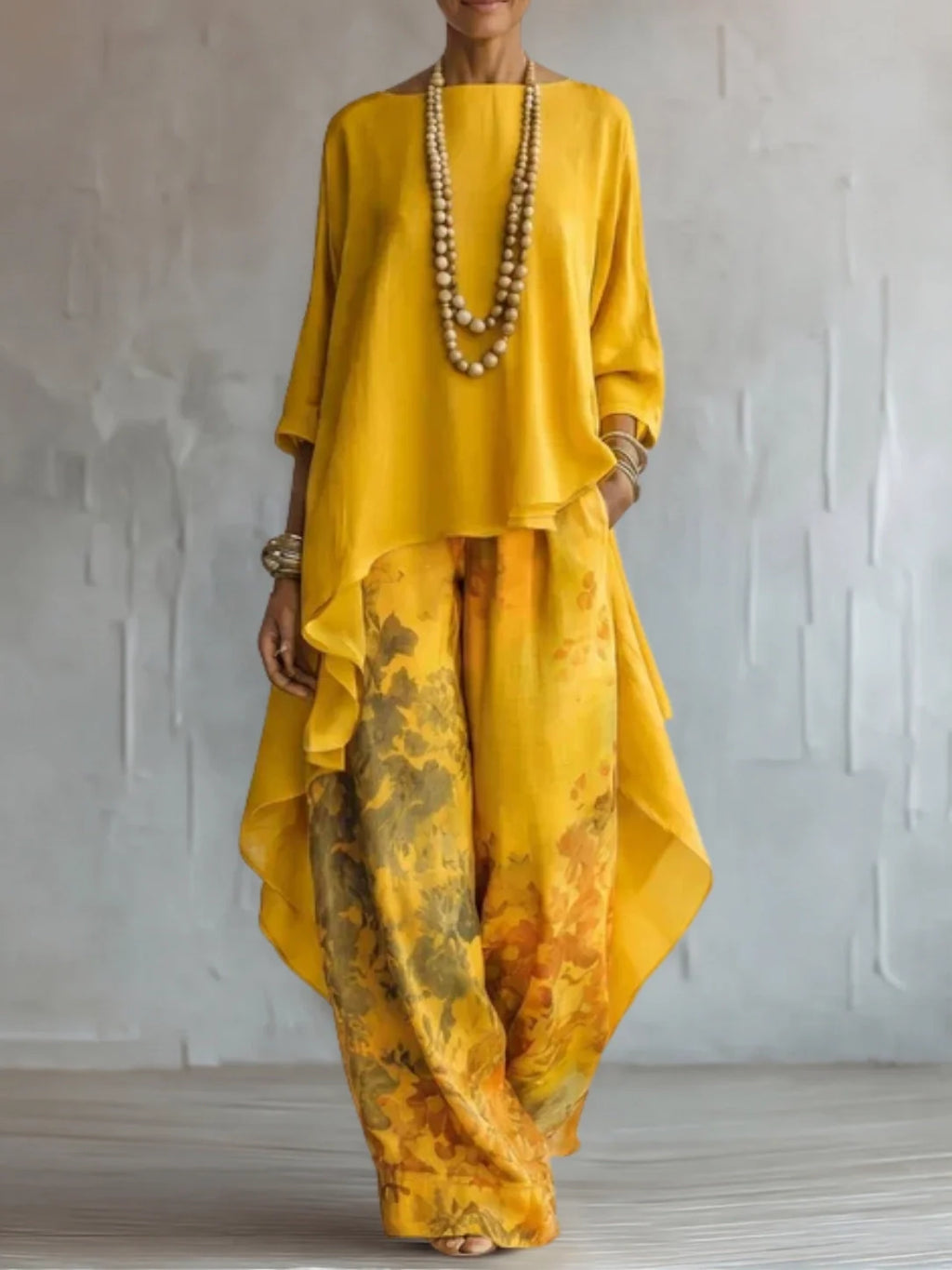 Traje fluido asimétrico con estampado floral