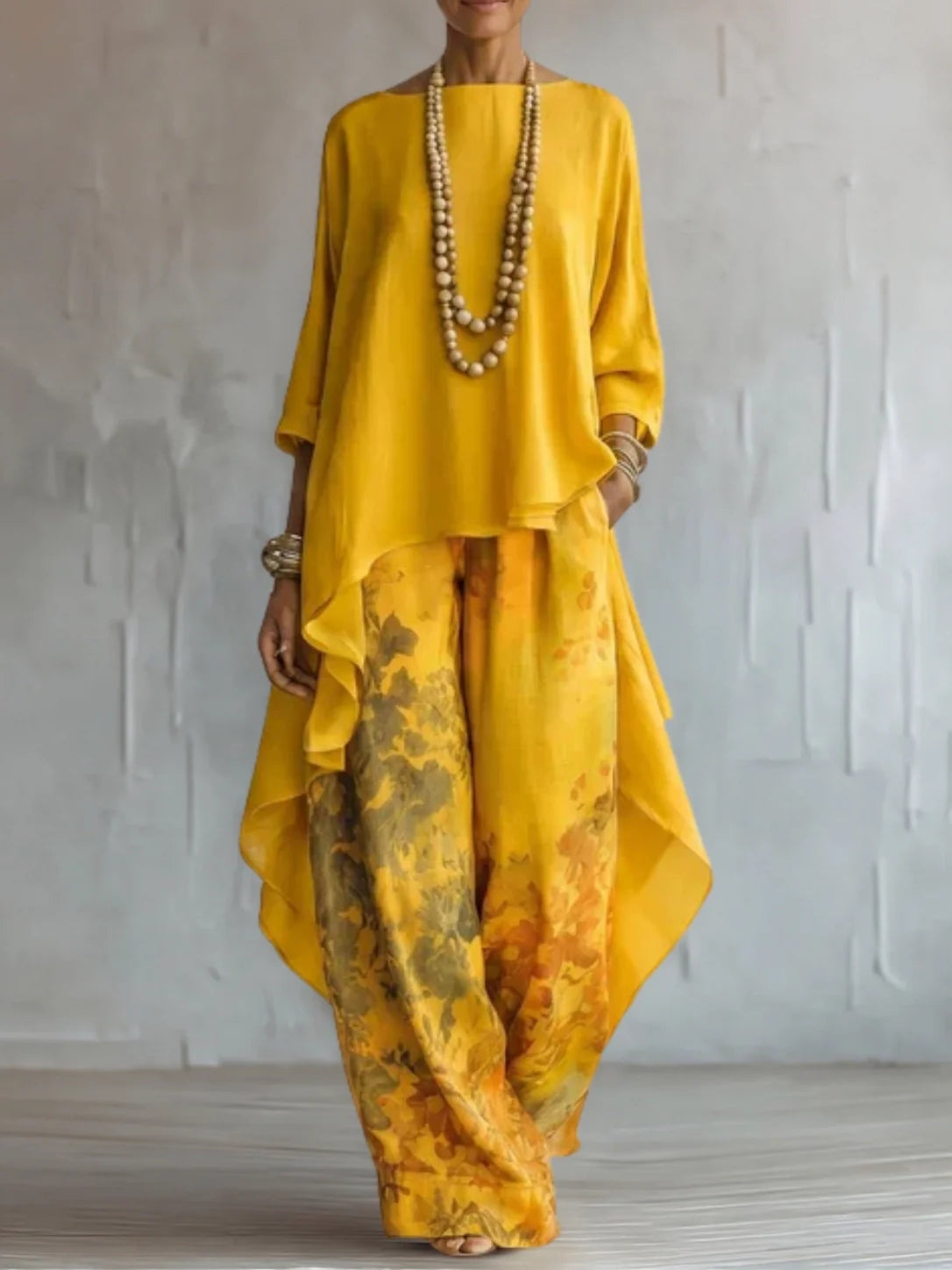 Traje fluido asimétrico con estampado floral