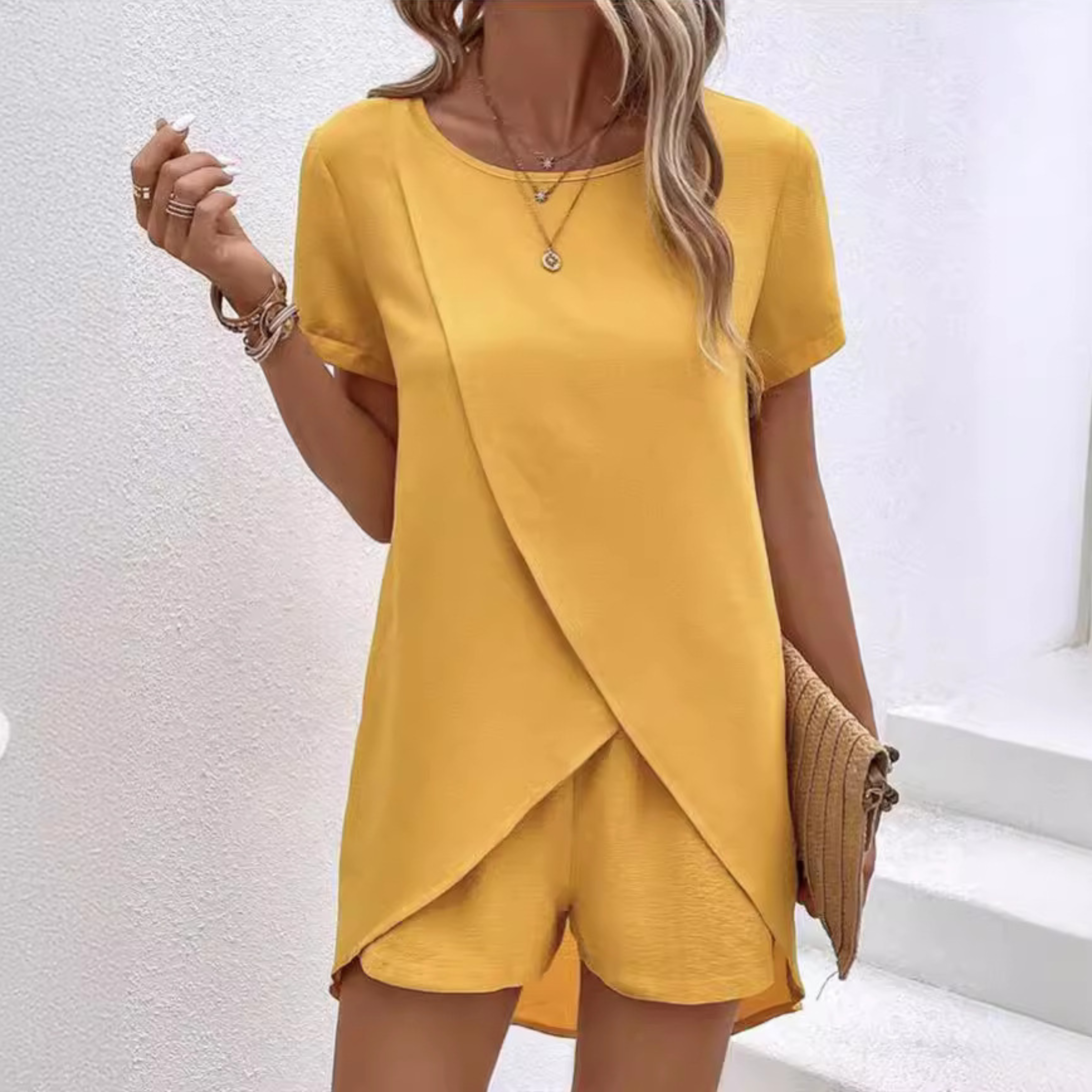 Traje corto cruzado minimalista