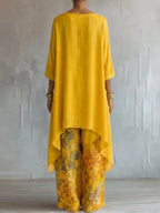 Traje fluido asimétrico con estampado floral