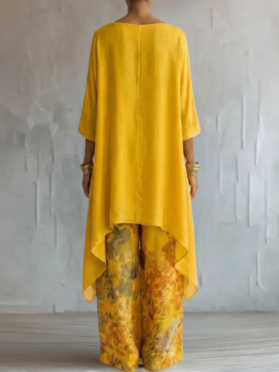 Traje fluido asimétrico con estampado floral