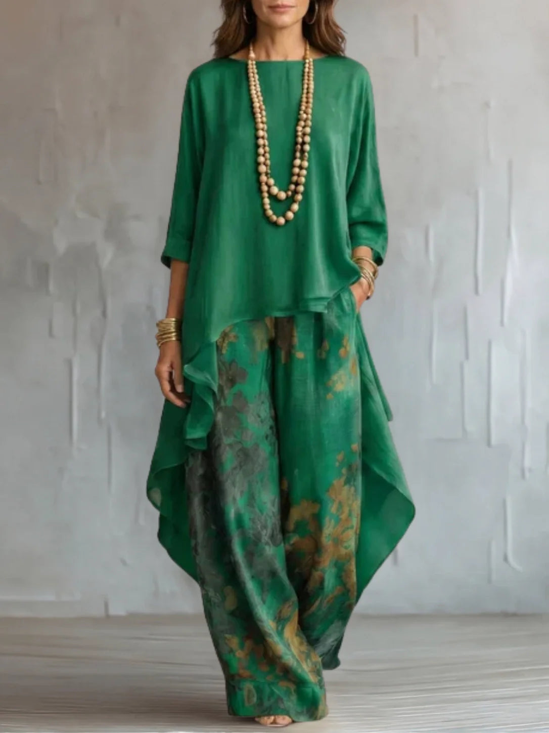 Traje fluido asimétrico con estampado floral