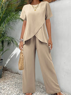 Conjunto de dos piezas con blusa cruzada y pantalón palazzo plisado.