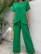 Conjunto de dos piezas con blusa cruzada y pantalón palazzo plisado.